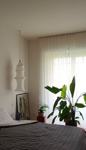 Camera da Letto in stile soft industrial di 18 di Cipria Studio