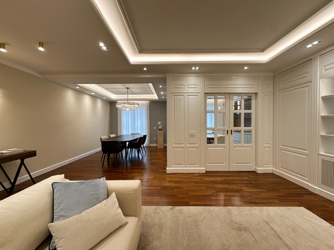 Soggiorno in stile contemporaneo di 47 di Studio Gaetano Riccardelli