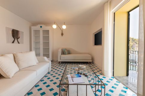 Soggiorno in stile mediterraneo di 30 di Coluccio architetti