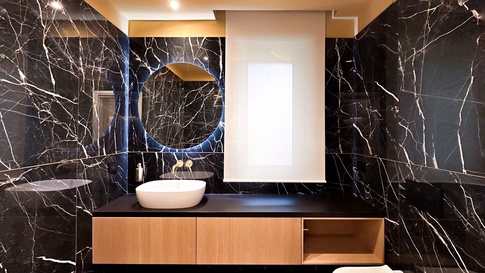 Bagno di Servizio in stile eclettico di 5 di Studio Gaetano Riccardelli Bagno di Servizio in stile eclettico di 5 di Studio Gaetano Riccardelli