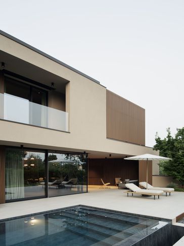 Piscina in stile minimal di 30 di Cariolato Arredamenti Piscina in stile minimal di 30 di Cariolato Arredamenti