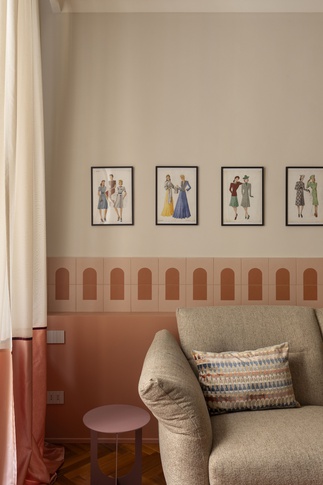 Soggiorno in stile maximalista di 12 di Rachele Biancalani Studio Soggiorno in stile maximalista di 12 di Rachele Biancalani Studio