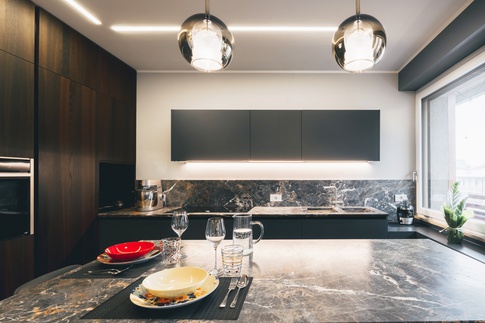 Open Space in stile contemporaneo di 51 di Annalisa Carli Architetto