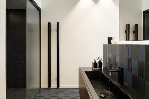 Bagno in stile contemporaneo di 16 di VALENTINA AUTIERO    architecture │ interiors │ design projects