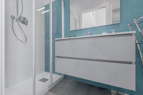 Bagno in stile contemporaneo di 5 di Ristrutturabilmente