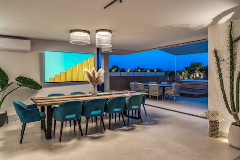 Open Space in stile moderno di 120 di MOB Architects