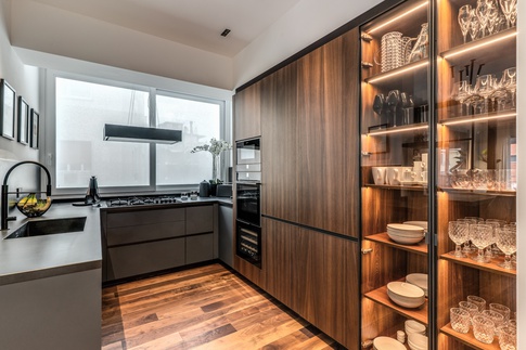 Cucina in stile contemporaneo di 12 di MOB Architects
