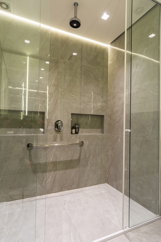 Bagno in stile moderno di 8 di Guzlive