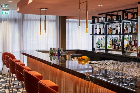 Angolo Bar in stile contemporaneo di 1 di Lorenzo Franzi | Fotografia
