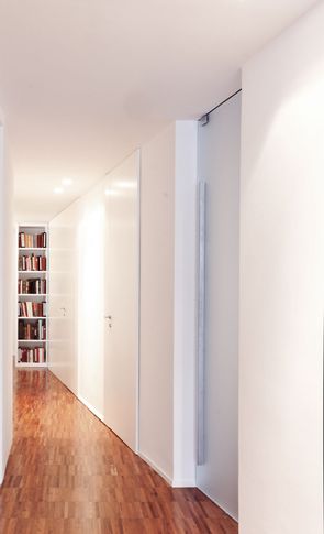 Corridoio in stile contemporaneo di 15 di fabio gallo architetto