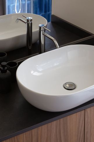 Bagno in stile contemporaneo di 5 di Facta Studio Architetti Milano