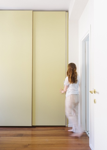 Corridoio in stile contemporaneo di 20 di PERIMETRI studio