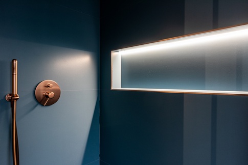 Bagno in stile moderno di 5 di Marco D'Andrea Architettura + Interior Design