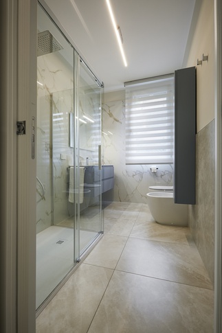 Bagno in stile contemporaneo di 5 di Arar Studio di Arar Muna Isabella Bagno in stile contemporaneo di 5 di Arar Studio di Arar Muna Isabella