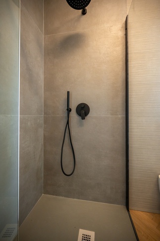 Bagno in stile contemporaneo di 6 di Colab Design Bagno in stile contemporaneo di 6 di Colab Design
