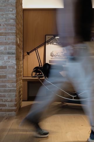 Soggiorno in stile minimal di 25 di Didonè Comacchio Architects