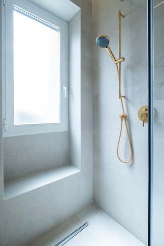 Bagno in stile moderno di 4 di Bossi Vigorito Building Interior