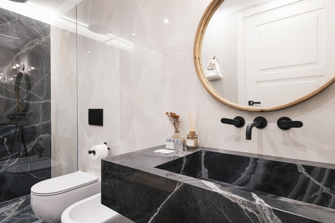 Bagno in stile contemporaneo di 6 di Martini & Partners