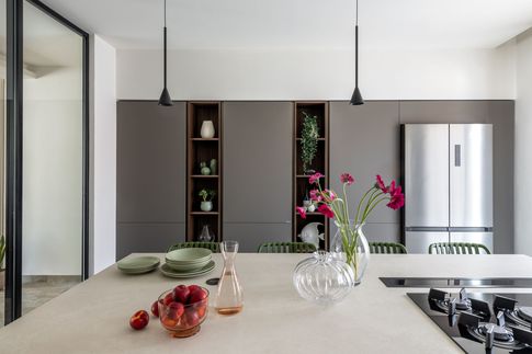 Open Space in stile contemporaneo di 30 di Marila Fasulo Architetto