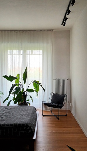 Camera da Letto in stile soft industrial di 18 di Cipria Studio