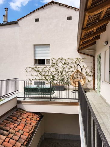 Terrazza in stile contemporaneo di 92 di Studio MAC