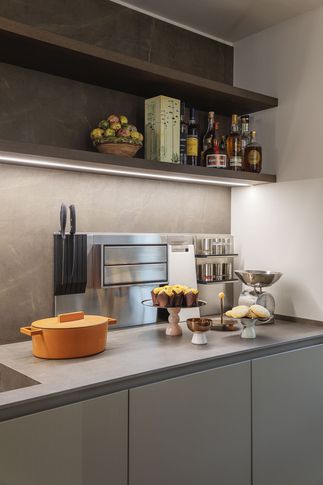 Cucina in stile contemporaneo di 16 di Euga Design Studio