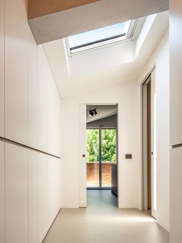 Corridoio in stile soft industrial di 10 di Simona Fogalesi interior designer