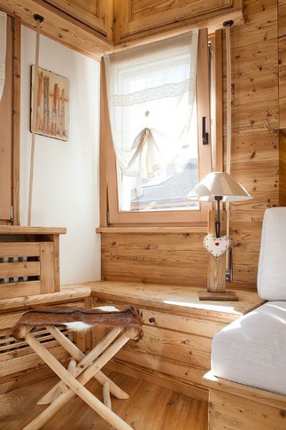 Soggiorno in stile rustico di 32 di Elena Vigano' Architetto