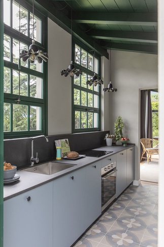 Cucina in stile contemporaneo di 7 di Chantal Forzatti architetto