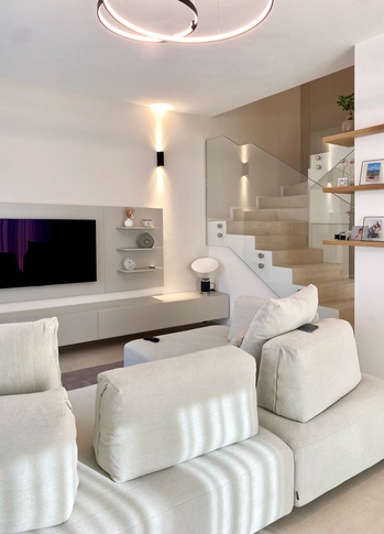 Soggiorno in stile contemporaneo di 28 di SuMisura Architetti