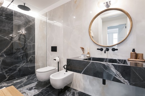 Bagno in stile contemporaneo di 6 di Martini & Partners
