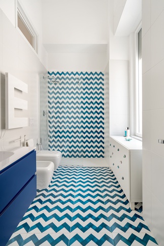 Bagno in stile contemporaneo di 15 di Re-Built Studio
