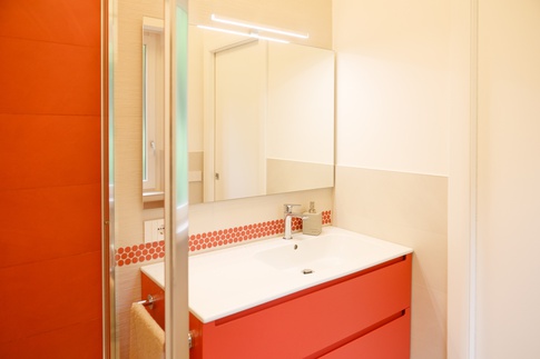 Bagno in stile contemporaneo di 5 di Carla Gatto Architetto