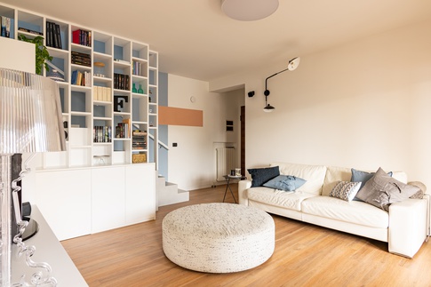 Soggiorno in stile contemporaneo di 20 di Micro Interior Design