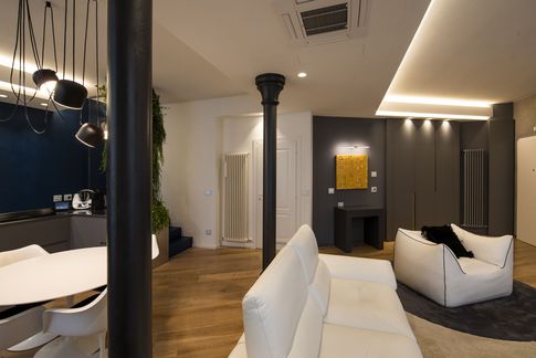 Open Space in stile moderno di 65 di MICHELE VOLPI STUDIO INTERIOR DESIGN