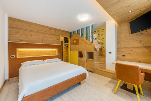 Cameretta Bambini in stile naturale di 24 di Arredamenti Andalo Cameretta Bambini in stile naturale di 24 di Arredamenti Andalo