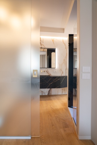 Bagno in stile contemporaneo di 20 di EasyRelooking srls