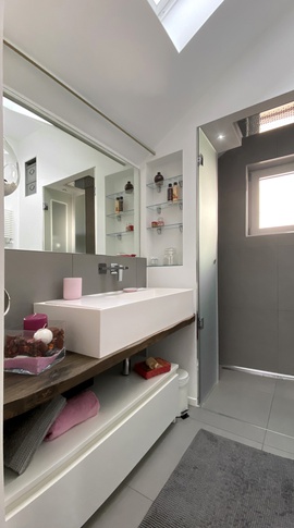Bagno in stile contemporaneo di 4 di kkarchitecture