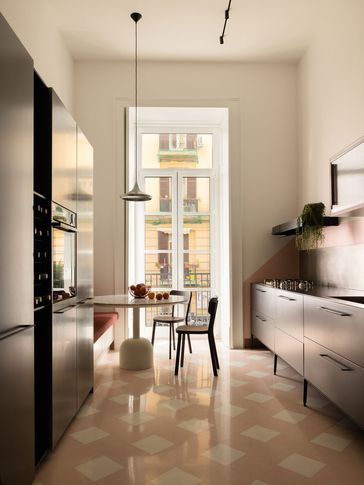 Cucina in stile contemporaneo di 15 di Paola Sola Architetto Cucina in stile contemporaneo di 15 di Paola Sola Architetto