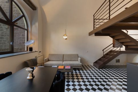 Soggiorno in stile retrò di 30 di Coluccio architetti