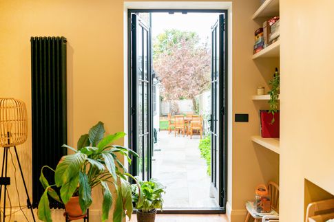 Soggiorno in stile contemporaneo di 60 di AT Design Studio