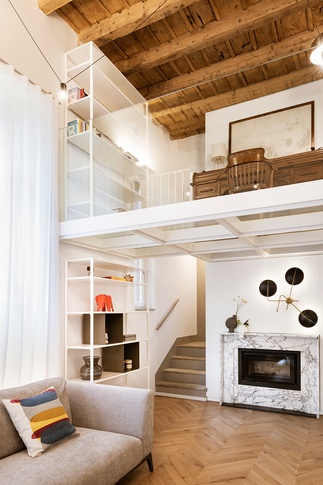 Soggiorno in stile iconico di 50 di tIPS ARCHITECTS