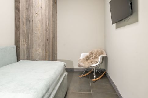 Camera da Letto in stile moderno di 8 di Design Alpino