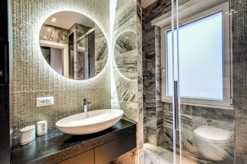 Bagno in stile contemporaneo di 5 di MOB Architects Bagno in stile contemporaneo di 5 di MOB Architects