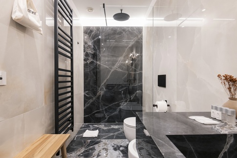 Bagno in stile contemporaneo di 6 di Martini & Partners