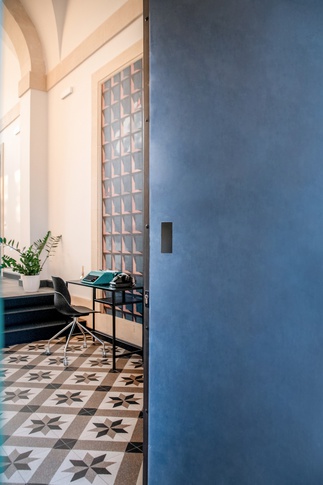 Open Space in stile soft industrial di 170 di Marco Giovinazzo Architects