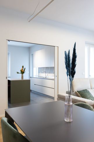 Open Space in stile contemporaneo di 40 di Carola Ribotta architetto