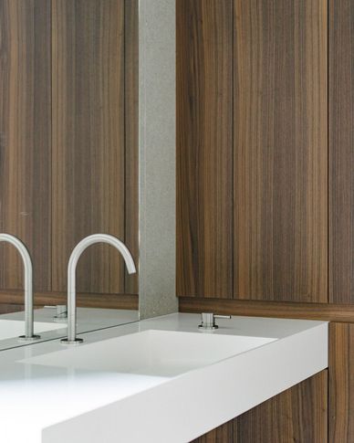 Bagno in stile minimal di 6 di Didonè Comacchio Architects