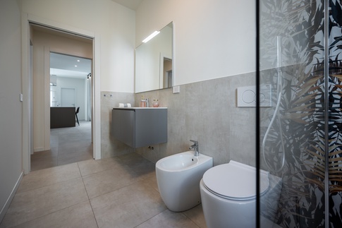 Bagno in stile moderno di 7 di Colab Design