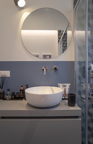 Bagno in stile contemporaneo di 5 di COBE architetti